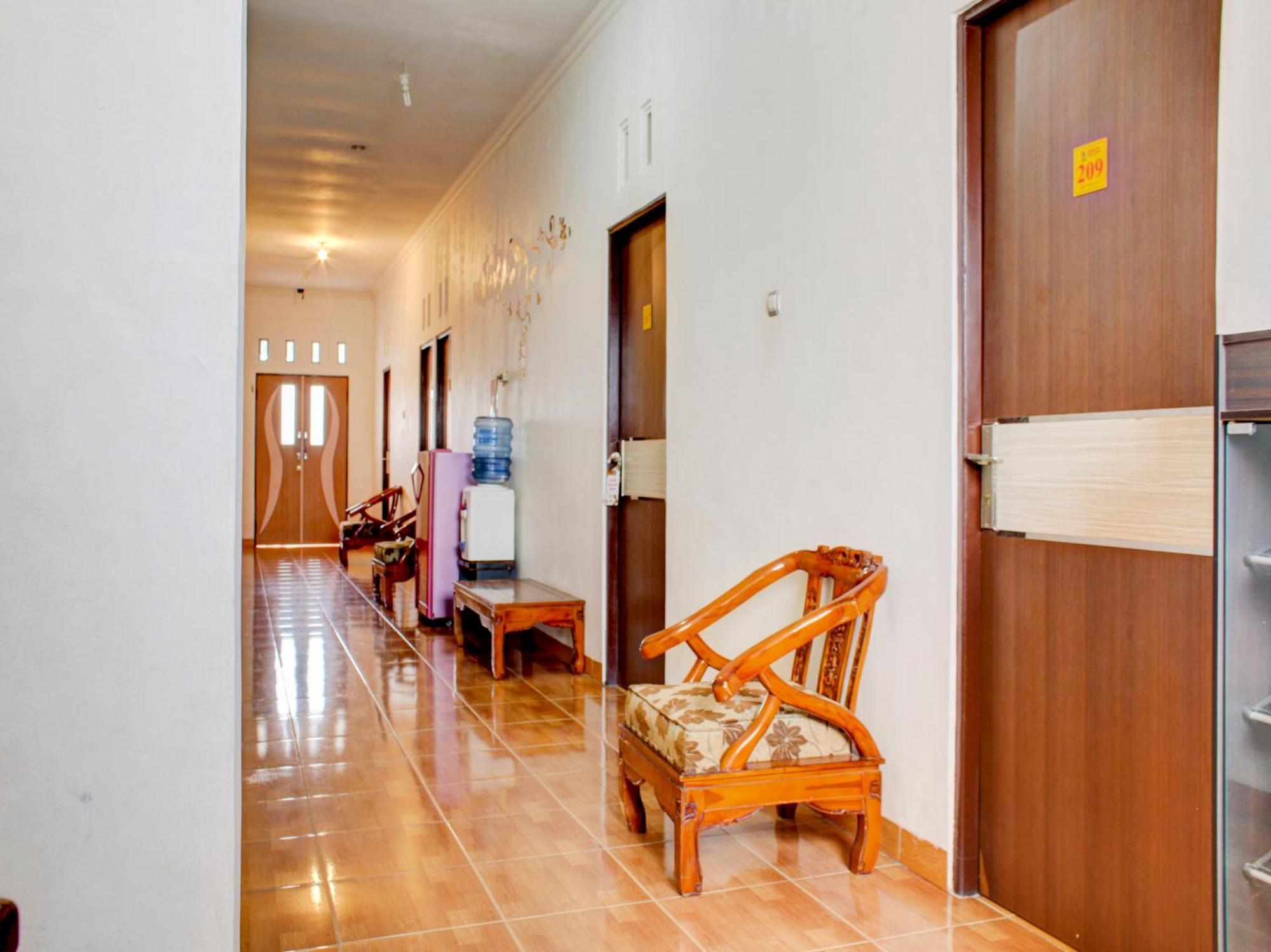 Oyo 3855 Homestay Semata Wayang Syariah Banjarbaru ภายนอก รูปภาพ
